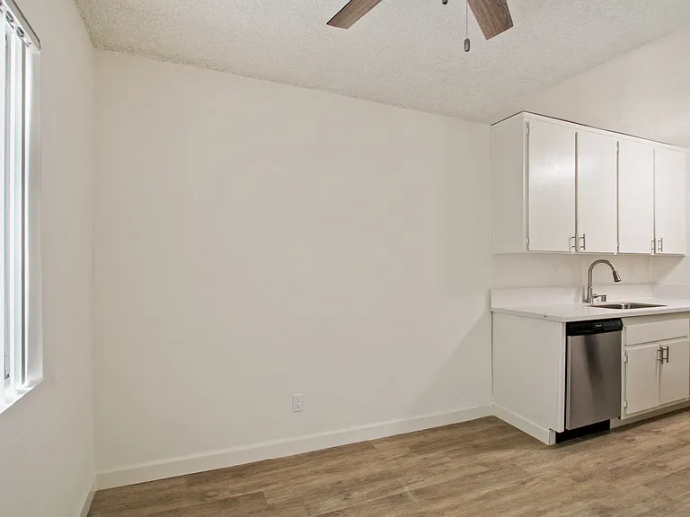 1456-60 Barry Ave — Photo 7