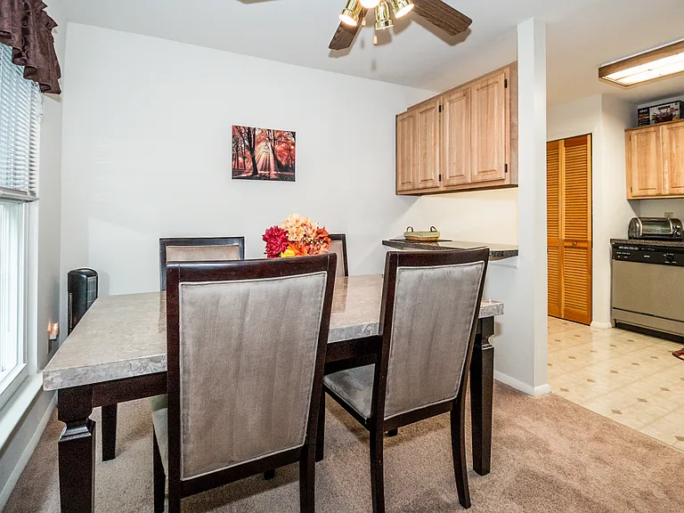 Robin Hill Apartments — Photo 12