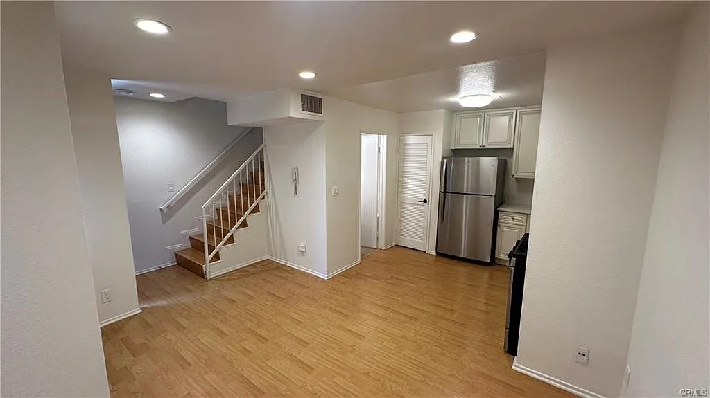 1 bed, 1.5 bath, 800 sqft, $2,100 — Photo 2