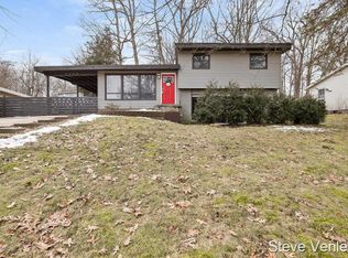 2206 Holliday Dr SW, Wyoming, MI 49519