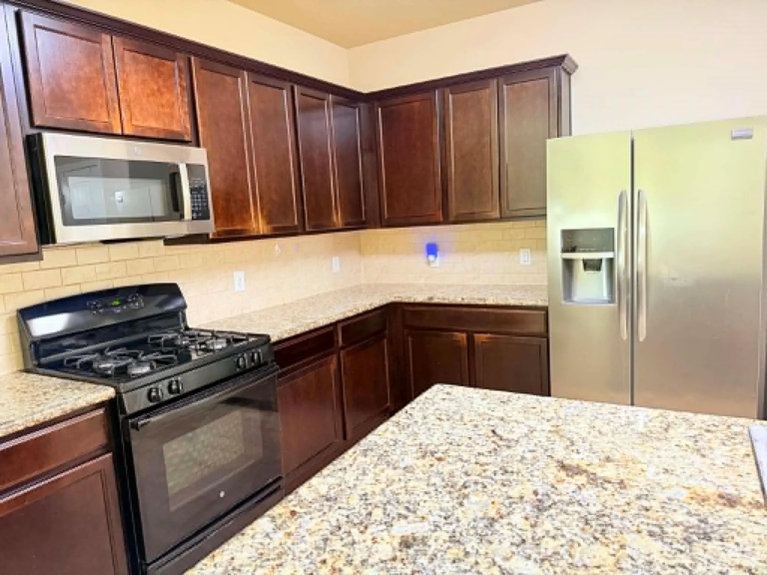 3 bed, 2.0 bath, 2260 sqft, $2,300 — Photo 3