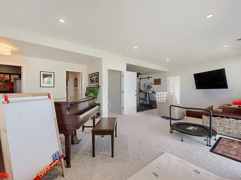 21037 E Nichols Pkwy — Photo 18