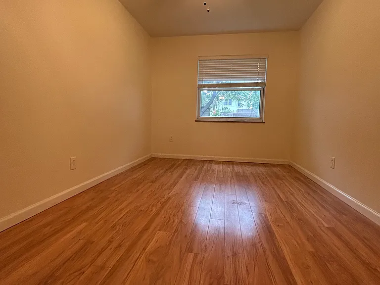 6125 Victoria Ave — Photo 8