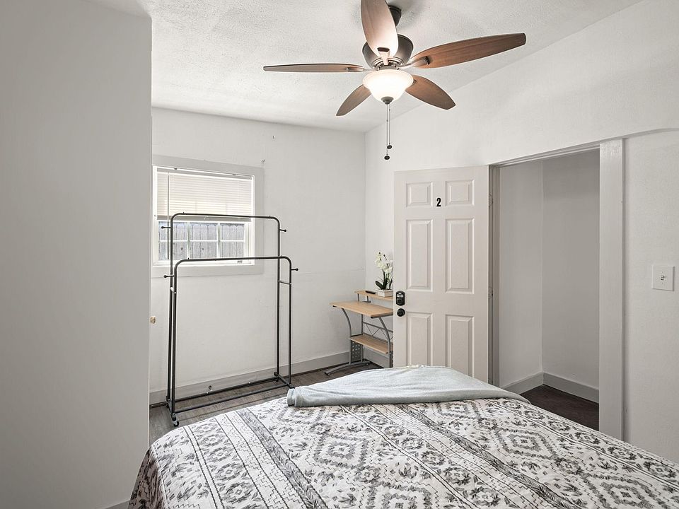 Queen-sized mattress, 24" HD TV, a laptop desk, a lamp, reach in small closet, and ultra fast wifi!