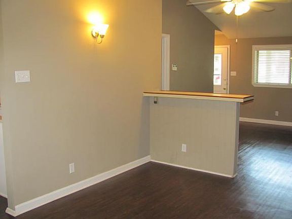 2nd image of 811 Greenhaven Dr