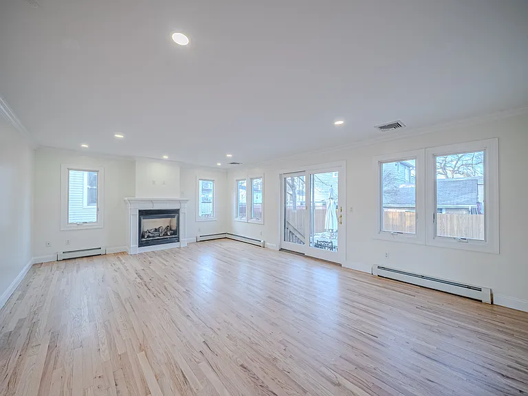 47 Columbus Dr — Photo 16
