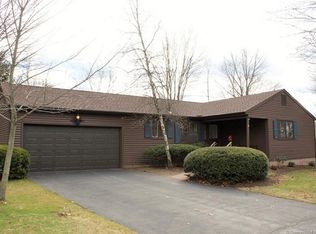 19 Flag Dr, Manchester, CT 06042
