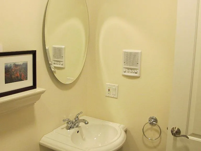 828 W Aldine Ave #3 — Photo 4