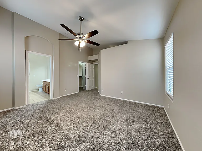 1034 E Saddle Way — Photo 15
