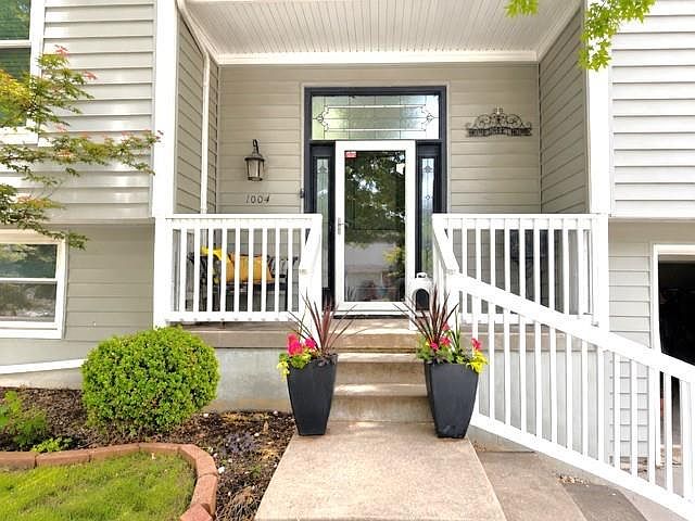1004 SE 10th St, Lees Summit, MO 64081 | Zillow