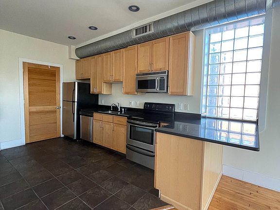 4th image of 903 Waverly St #3F