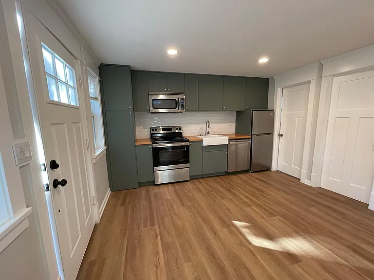 1555A Summer St NE — Photo 2