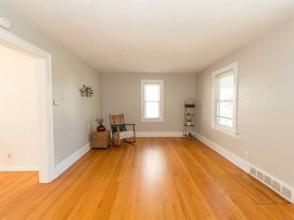 5th image of 806 E Eckman St