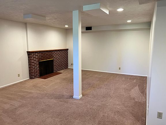 Living area - Fireplace not functional