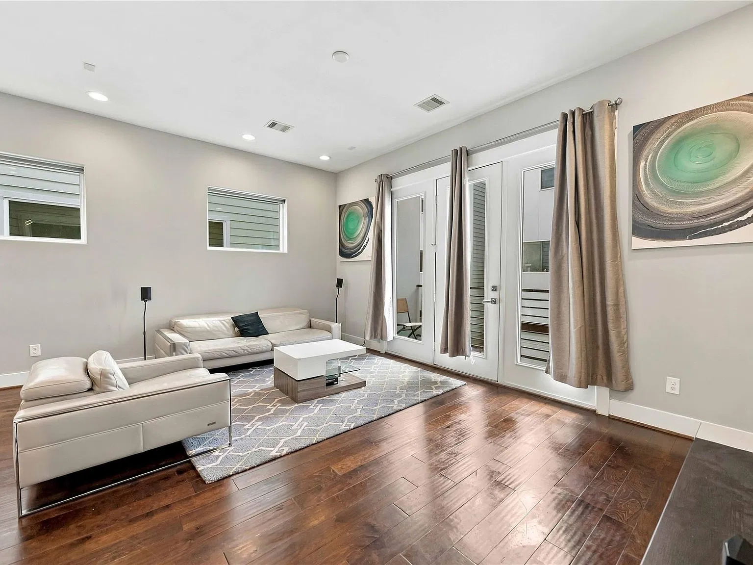 3 bed, 3.5 bath, 1838 sqft, $3,200 — Photo 2