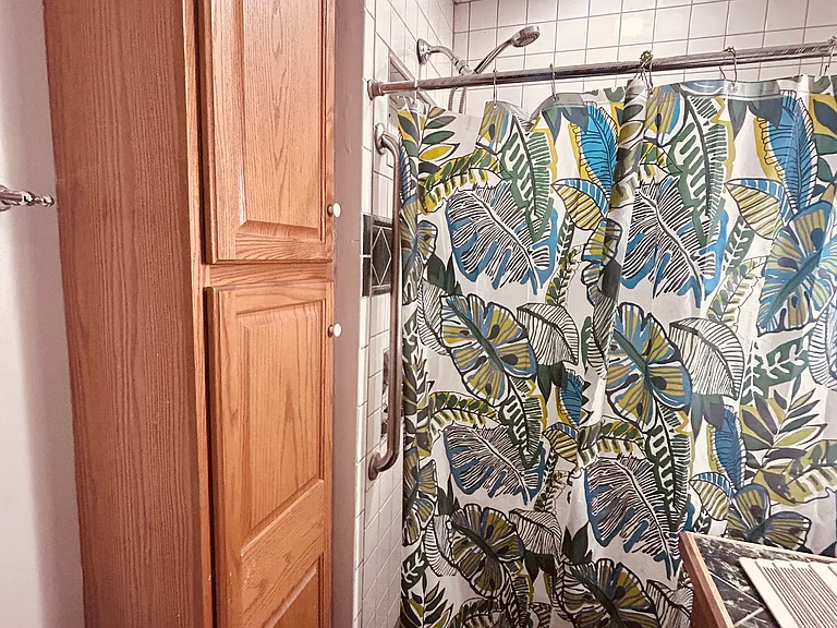 Bathroom on level 1
