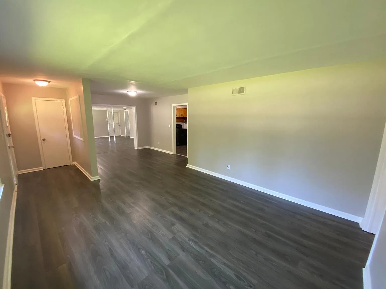 3 bed, 1867 sqft, $1,295 — Photo 2