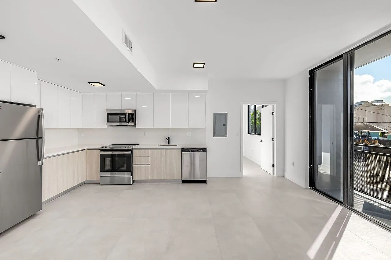1547 NW 2nd St — Photo 1