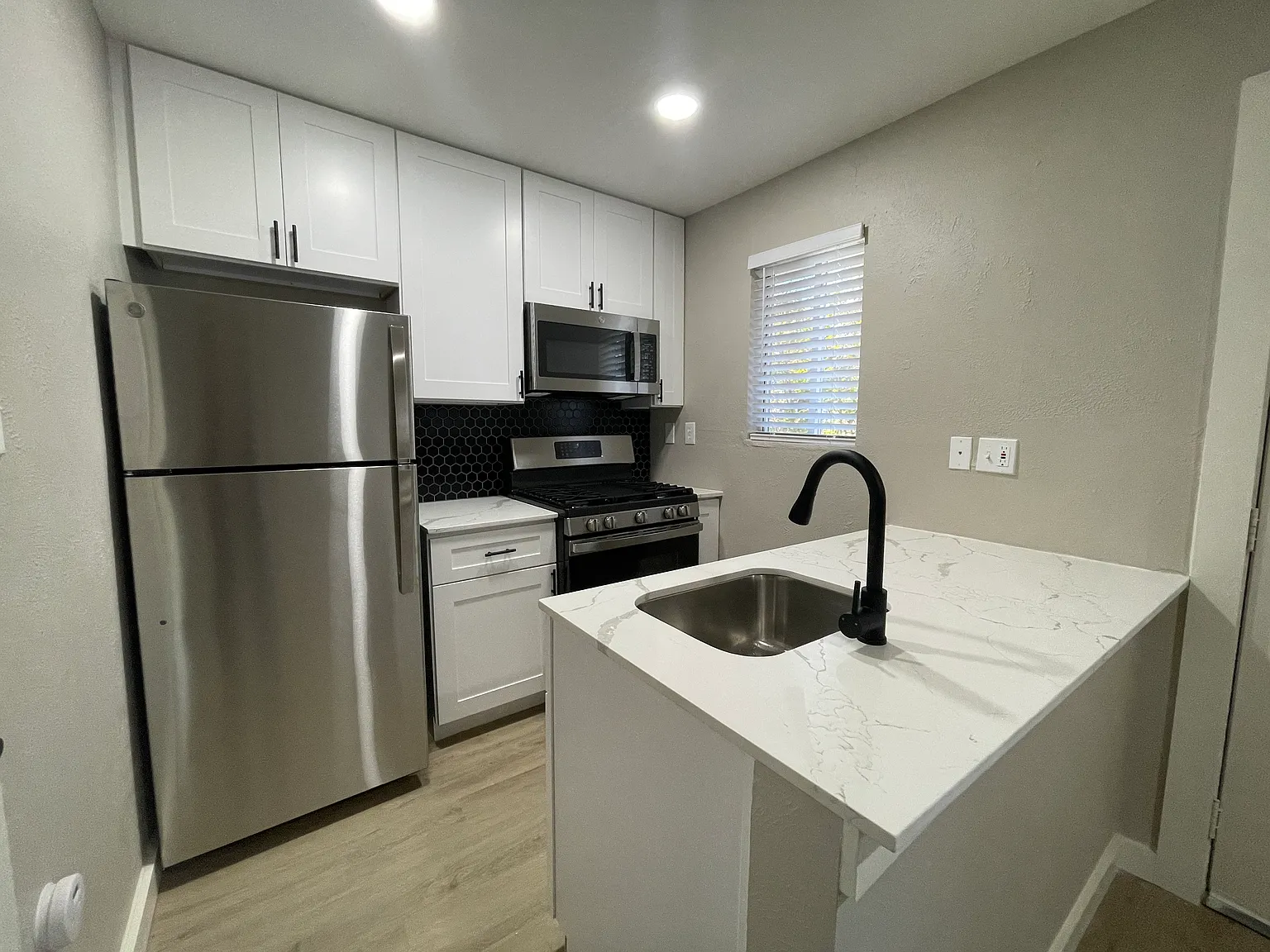 1 bed, 400 sqft, $995 — Photo 4