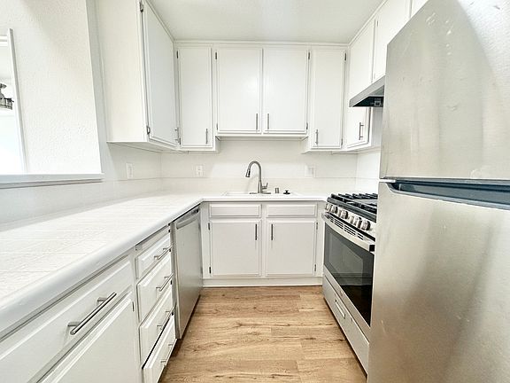 4th image of 332 Lime St APT 10