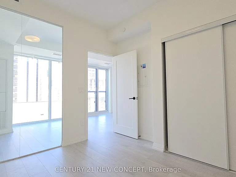 280 Dundas St W #714 — Photo 13