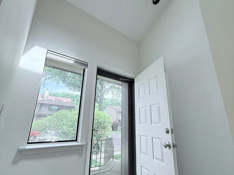 2289 Bedford St #D13 — Photo 7