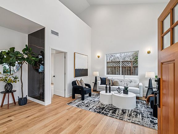 5th image of 1009 Everett St #B