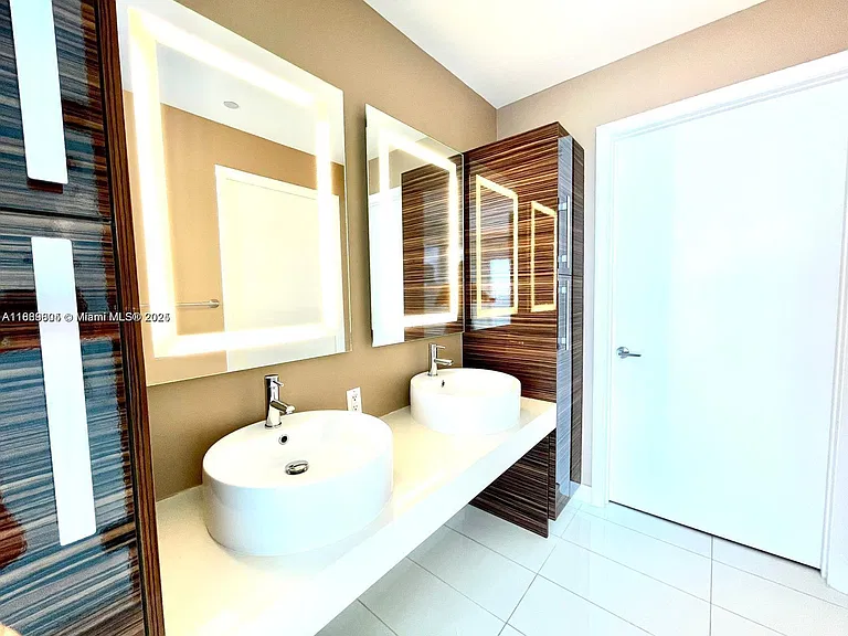 2020 N Bayshore Dr — Photo 4