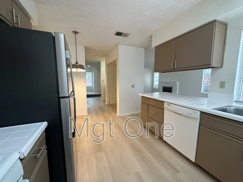 3 bed, 2.5 bath, 1474 sqft, $2,895 — Photo 2