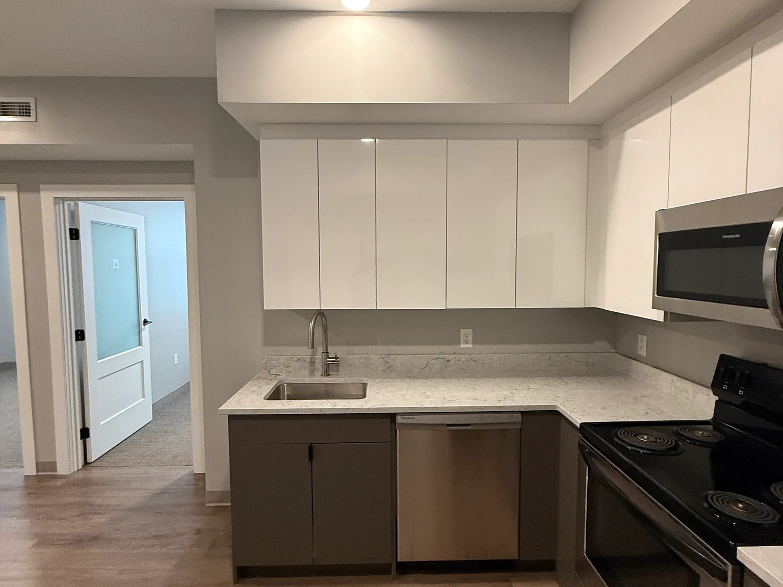 2 bed, 1000 sqft, $4,000 — Photo 2