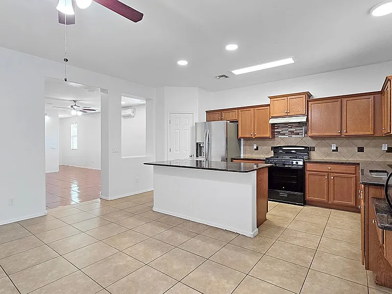 8012 S 70th Dr — Photo 8