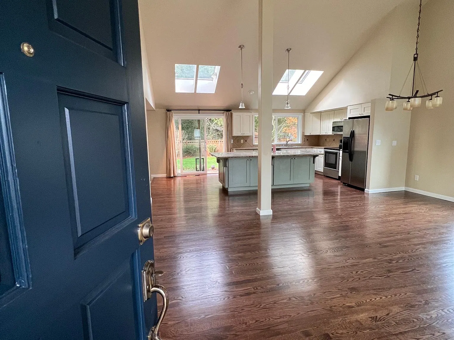 4 bed, 2166 sqft, $2,950 — Photo 3