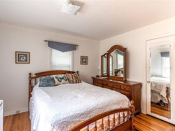 5th image of 1105 E Lindsey Ave
