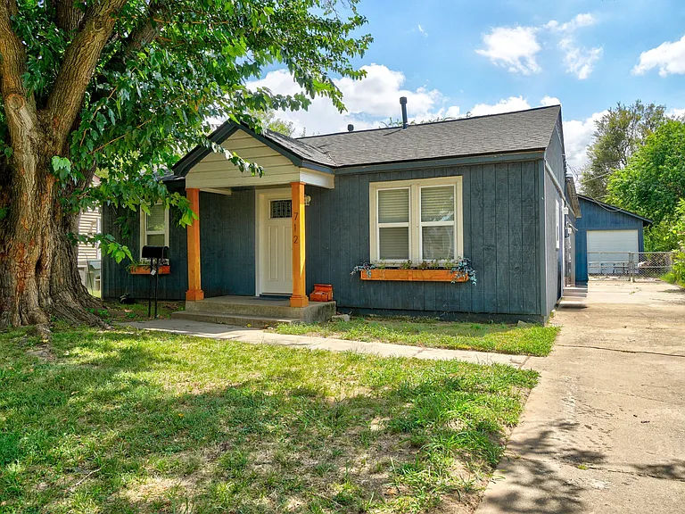 712 Dakota St — Photo 2