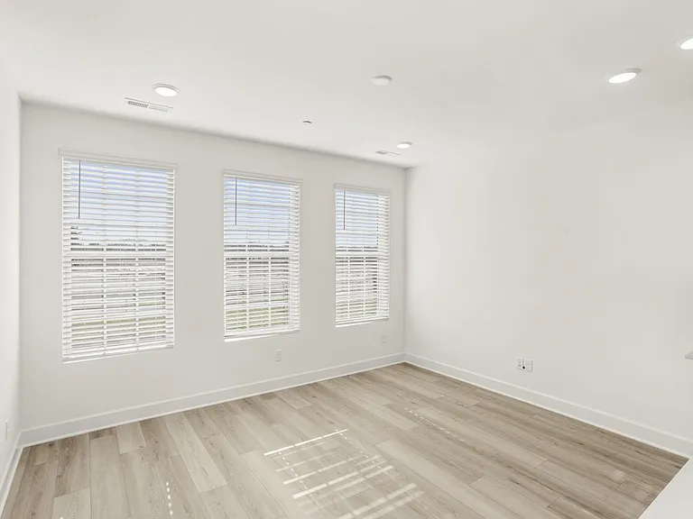 320 Lynwood Station Blvd — Photo 7
