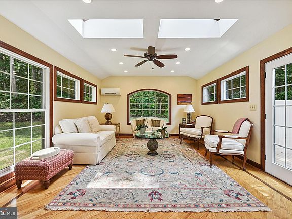 4th image of 7103 Park Point Ct