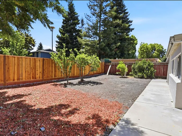 421 Burgoyne St — Photo 30