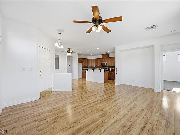 4th image of 981 Crescent Falls St