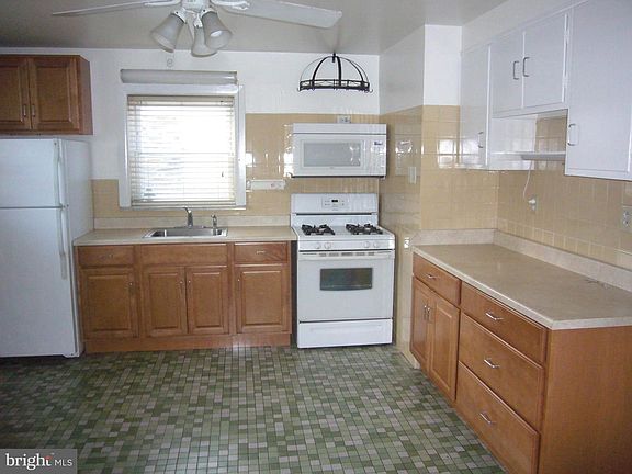 4th image of 201 E Mermaid Ln Floor 1