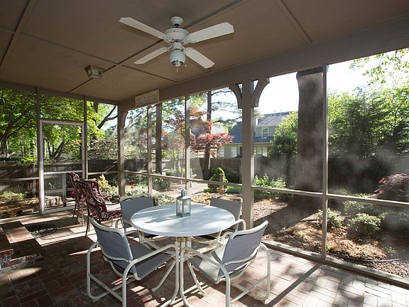 Desirable screened-­in porch