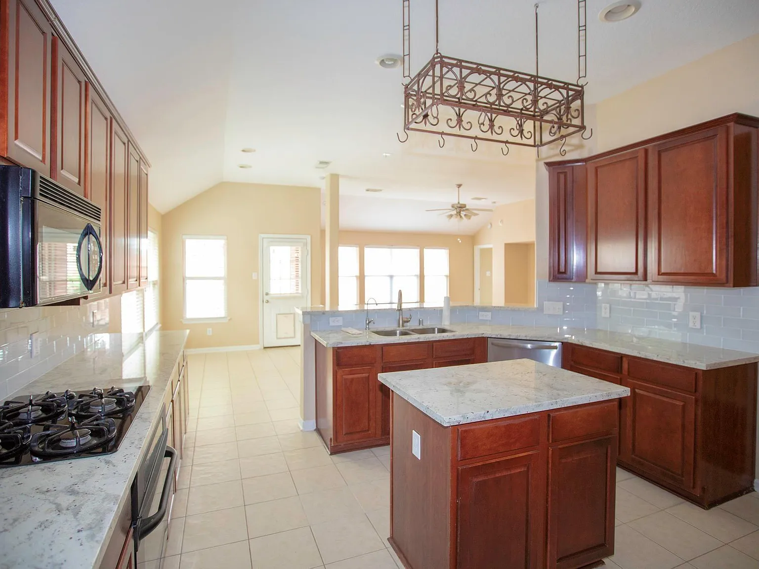 4 bed, 2.5 bath, 2767 sqft, $2,750 — Photo 3