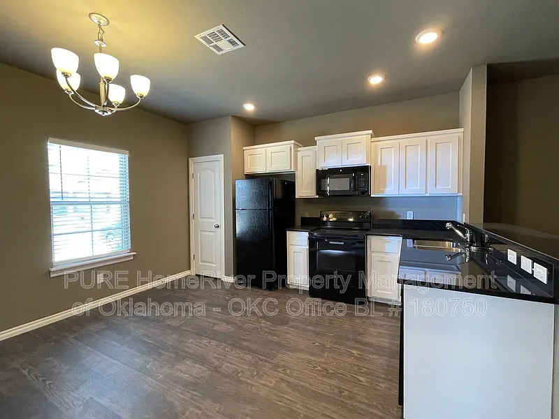 2 bed, 1.0 bath, 829 sqft, $1,150 — Photo 2