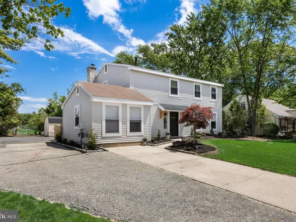 6 Cherrywood Dr, Clementon, NJ 08021