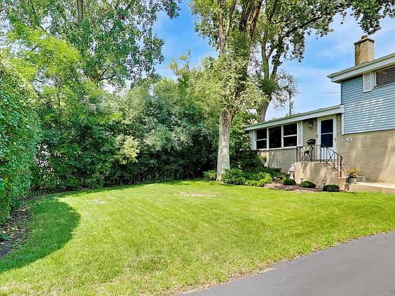 2nd image of 1115 Pfingsten Rd