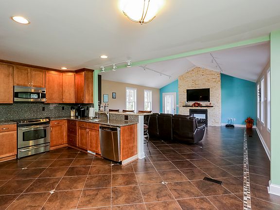 3rd image of 3320 Beall Dr