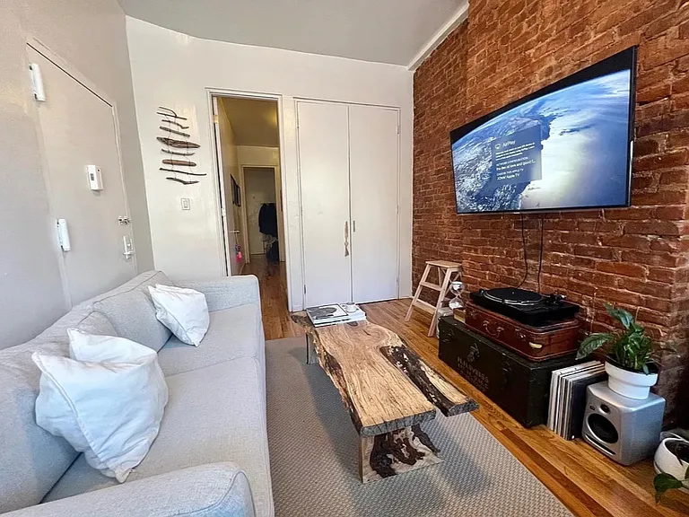 872 Hart St #1R — Photo 7