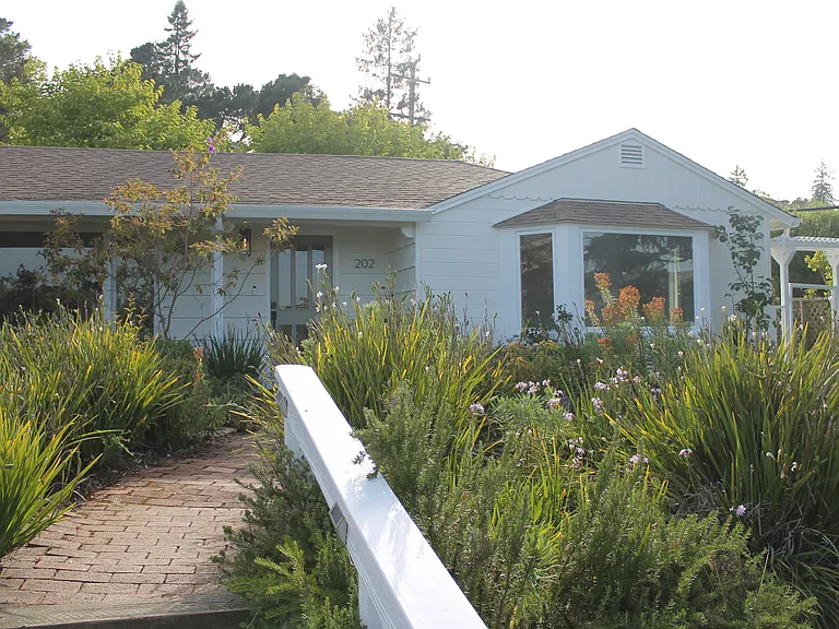 202 E Strawberry Dr — Photo 1