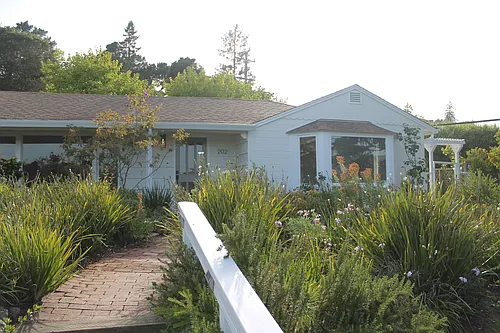 202 E Strawberry Dr Photo 1