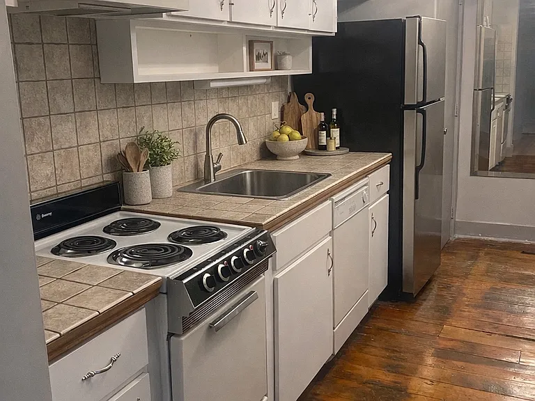 1035 Russell St #4 — Photo 3