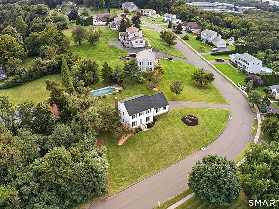 3rd image of 4 Huntington Ridge Road